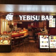 YEBISU BARの特等席「カウンター」目の前でヱビスビールが注がれる瞬間を眺めながらヱビスビールを味わえる。色んなヱビスビールを五感で楽しめるのがカンター席の特権。お1人様や2名様におすすめのお席です。昼飲みやちょい飲み、仕事終わりのご自分へのご褒美にぜひご利用ください。