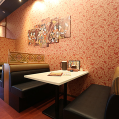 【ソファー席】ソファ席あり◎ゆったりお寛ぎいただけます♪お子様連れのご家族の方にもおすすめのお席です☆インドからの調度品が雰囲気たっぷりです。雰囲気の良い店内で本格カレーなどをお召し上がりいただけます！