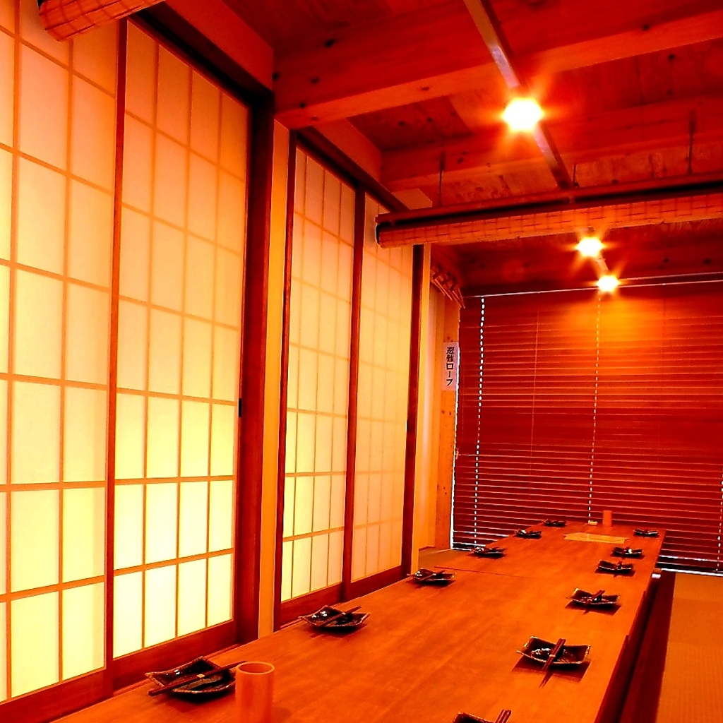 やわらかな光のこもる掘りごたつ個室でゆったりと宴会をどうぞ