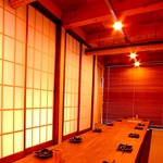やわらかな光のこもる掘りごたつ個室でゆったりと宴会をどうぞ