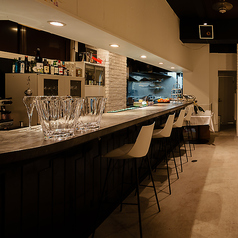 オーナーソムリエさんとお話も出来るカウンター席。お一人様からご利用いただけます。駅チカでお仕事帰りにサクッと一杯飲んで帰りたい時などにもおススメ。