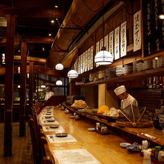 入ってすぐのカウンター席。