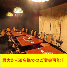 各4名席ですが、連結して最大18～20名までご利用いただけます。宴会におすすめの席です。