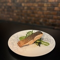 料理メニュー写真&nbsp;サーモンのムニエル 菜の花ピュレ 焦がしバター