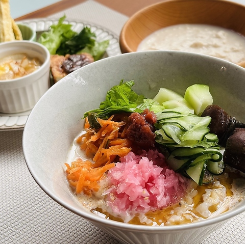 7月8月は、夏定番！豆乳冷や汁又はコングクス(豆乳冷麺)のランチをご堪能ください。
