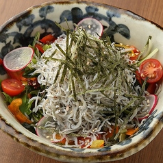 釜揚げしらすと海藻のサラダ