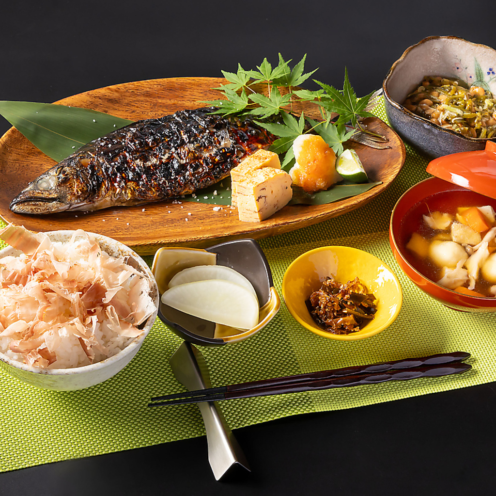 【炭火が香る、とろ鯖定食】一夜漬けにした新鮮な鯖を、炭火でじっくりと焼き上げた贅沢な定食です。