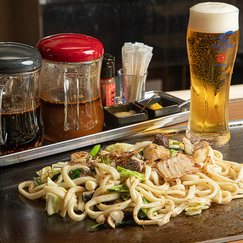 ご当地グルメを楽しむ！牛ホルモンを市場から直送し、平打ち麺と絡めて味わう♪
