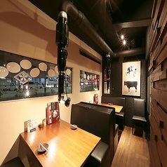  2名様から4名様まで利用できる半個室のソファー席は、心地よい空間でリラックスした時間をお過ごしいただけます！友人との会話や、家族とのディナーにぴったりの空間です◎