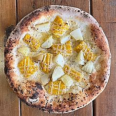 トウモロコシとじゃが芋の黄色いマヨピッツァ