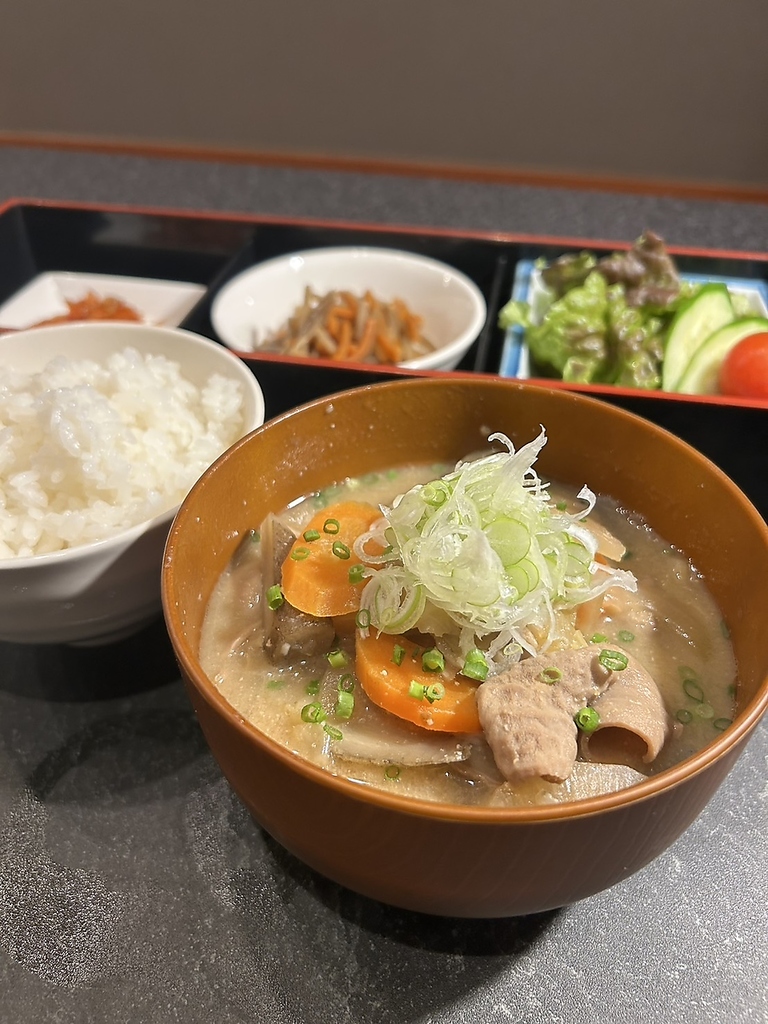 ランチ限定！ご飯と相性◎あたたか～いモツ煮定食は手軽に本場の味を楽しめるおすすめの一品です。