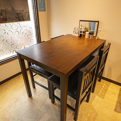 ４名様用テーブルを2席ご用意しております