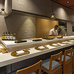 職人の技を間近で見られる臨場感あふれるカウンター席は8席ご用意。お一人様やデートでのご利用におすすめです。お鮨が握られる様子を眺めながら、旬の食材や料理について、料理人と会話を交わすことで、より一層お食事を楽しんでいただけます。