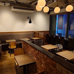 ゆったりと配置されたテーブル席は、木目調のインテリアと温かい照明が落ち着く居心地の良い空間です。女子会や少人数の飲み会はもちろん、テーブルを繋げれば大人数でのご宴会にも対応可能ですので、人数に合わせてお気軽にご相談ください♪