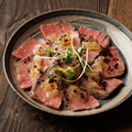 料理メニュー写真 和牛のローストビーフ 静岡県産生山葵と玉葱のソース