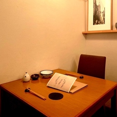 昼は自然光が差し込む落ち着いた空間で、出汁香る上質な和食ランチを。夜は照明を落とした大人の雰囲気の中、丁寧に仕立てた料理とお酒をゆっくりと。ランチとディナーで異なる表情を見せる空間と味わいを、ぜひその日の気分に合わせてお愉しみください。