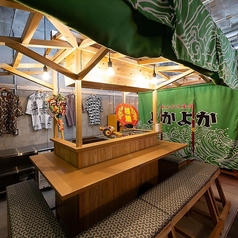 個室のように屋台を一組限定で貸し切れる特等席。幹事様やお子様が“屋台の大将”になれる特別な時間を演出します。少人数のご家族利用から、旅行グループまで幅広く対応。地元福岡の方にも愛され続ける隠れた名宴会スポットです。海外からのお客様にも人気の福岡らしい体験型の貸切席となっております。