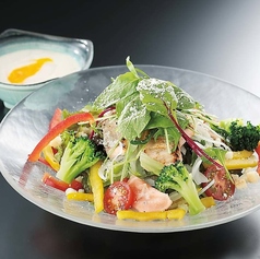 炙りサーモンのシーザーサラダ ～カレー風味～