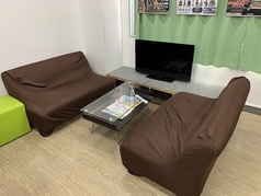 ソファー席でゆったりくつろぎながら遊べます！大型モニター設置席なので家庭用ゲームで遊ぶのに最適です。またテーブルが低いのでベイブレードも遊びやすいです。