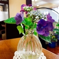 テーブルには季節の生花を飾っております。