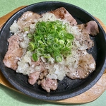 名物！鉄板焼は種類豊富☆写真は 牛タンのネギ塩焼きです