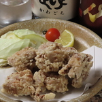名物・大山鶏の唐揚げ。ジューシーな味わいがたまらない、お酒のお供にぴったりの人気メニューです。