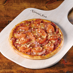 トマトとベーコンのガーリックピザ