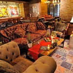 おしゃれなインテリアに囲まれた癒しの空間でご友人やご家族と美味しいお食事をお楽しみください♪