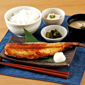 外は香ばしく、中はふっくらと仕上げ、縞ほっけ本来の旨味をしっかりと引き出した定食です。絶妙な火加減で焼き上げた縞ほっけは、程よい塩味とコクがあり、ご飯が進む満足感のある味わい。小鉢や味噌汁とともに、心と体がほっと和らぐ、やさしい和のランチタイムをお楽しみください。