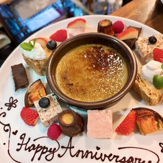 記念日仕様のデザート盛り合わせ