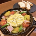 料理メニュー写真 【季節限定】カマンベールチーズとベーコンのアヒージョ
