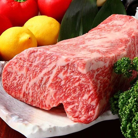 厳選した<松坂牛><宮崎牛>を使用。大人の雰囲気漂う空間でゆっくりとお過ごしください