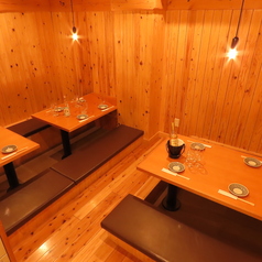 掘りごたつ席は、足を伸ばしてリラックスできる心地よい空間です。ご友人やご家族と一緒に、ゆったりとした時間を過ごしながら美味しい料理を楽しむのに最適です。特別なひとときをぜひご堪能ください！