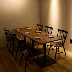 落ち着いた色合いの木製テーブルと背もたれの高い椅子が並ぶ6名様個室は、グループでのお食事にも最適な広々とした空間を提供します。テーブルランプの光が料理を美しく照らし、和やかな雰囲気の中でお食事をお楽しみいただけます。親しいご友人との語らいやご家族での団欒にぴったりです。