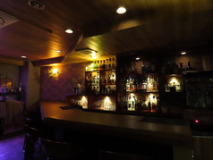 バックバーにズラリと並んだボトルが、美しい大人の空間を演出するカウンター席。間接照明の優しい光が、グラスのお酒をより一層美味しそうに照らし出します。お酒を飲む空間そのものにもこだわりたい、そんなお客様に満足していただけるよう、細部まで丁寧に作り込まれた店内です 。