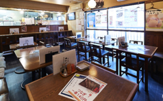 会社宴会や歓送迎会などの集まりにも対応可能なテーブル席をご用意しております。美味しい料理とお酒で、職場の仲間や大切な方々との素敵な時間をご堪能くださいませ。