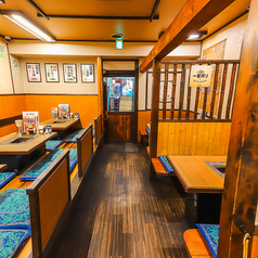 店舗全体を貸し切ることも可能です。大人数での宴会やパーティーにも対応いたします。値段や服装を気にせず、気楽に賑やかな時間をお過ごしください。貸切をご希望の方は、お気軽にお問い合わせください。