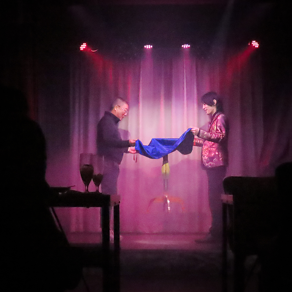 土日祝：12時 / 15時 / 18時 / 21時の1時間ステージショー　ご予約はお早目に◎