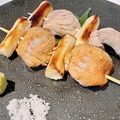 料理メニュー写真 本まぐろ脳天ねぎま炭火串焼　藻塩/香り山椒タレ