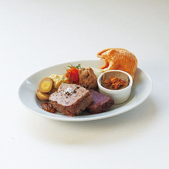お肉屋さんの自家製ハムの盛り合わせ