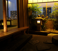 信濃川添いの風景を望む個室