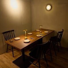 壁から降り注ぐ柔らかい光とテーブルランプが織りなす、温かみに包まれた4名様個室。木製のテーブルに並べられた美しい食器が、洗練された雰囲気を一層引き立てます。記念日のお祝いや大切なビジネスシーンでの会食にも最適な、落ち着いた空間です。