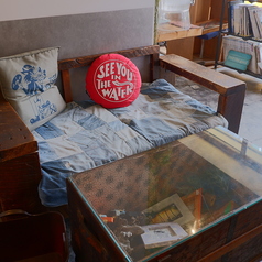 横並びのゆったりとしたソファ席