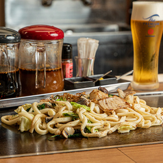 ホルモン焼きうどん　六のおすすめ料理1