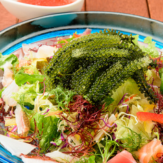 海鮮海ぶどうサラダ（ハイビスカスドレッシング添え）