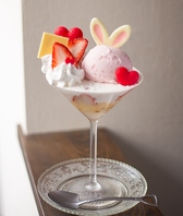 心ときめく可愛さ♪見た目も華やかカクテルグラスパフェ