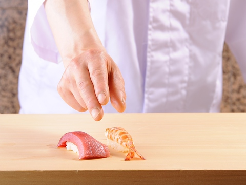 時代を経ても変わることがない江戸時代から続く江戸前鮨の食文化。
