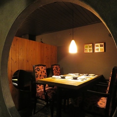隠れ家のようなおしゃれな入口が特徴のテーブル個室