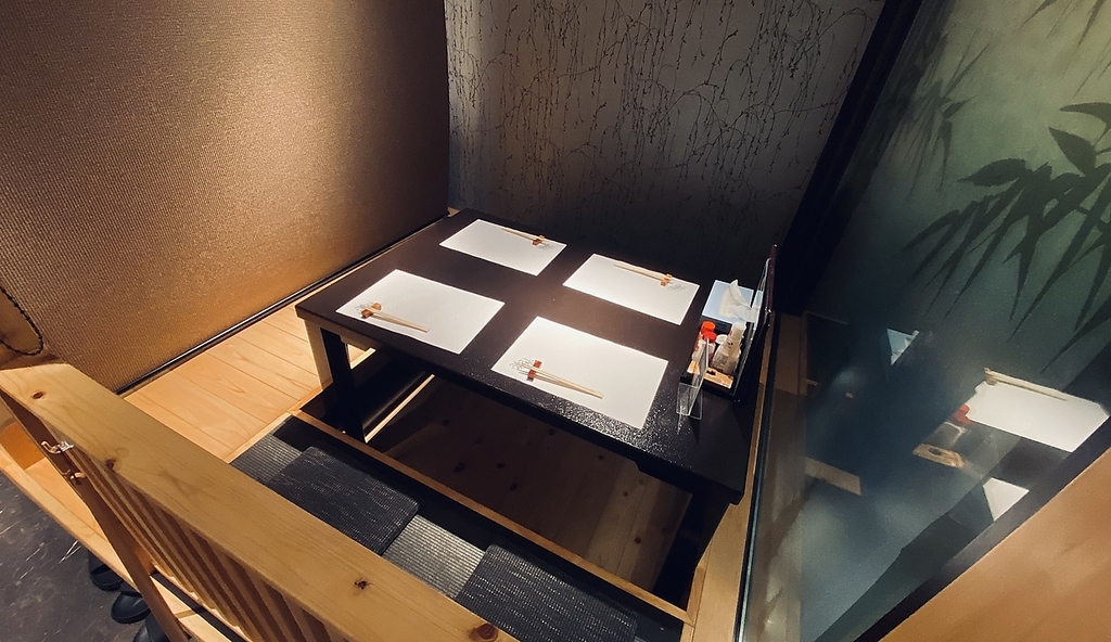 ゆったり座れる掘りごたつ席をご用意。くつろぎながら楽しいひとときをお過ごしいただけます。