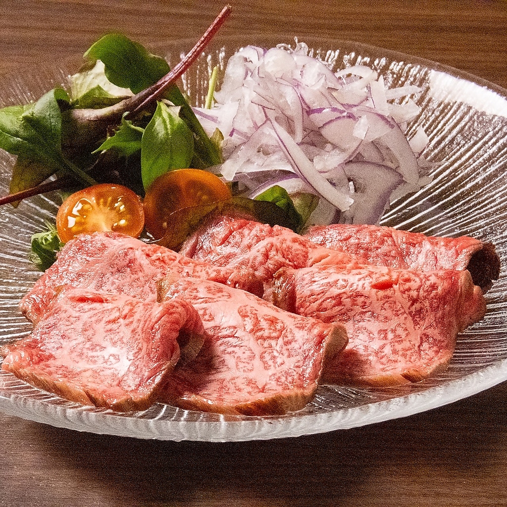 【自慢の一品】肉厚ローストビーフは圧巻の一言！